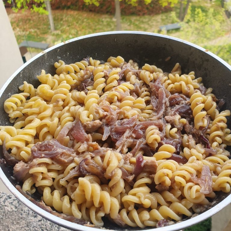 Pasta con la Cipolla Rossa di Tropea - Piatti Tipici